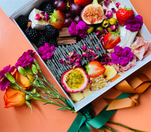 Load image into Gallery viewer, DELUX CHEESE GRAZING BOX (SMALL)

