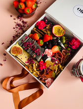 Load image into Gallery viewer, DELUX CHEESE GRAZING BOX (SMALL)
